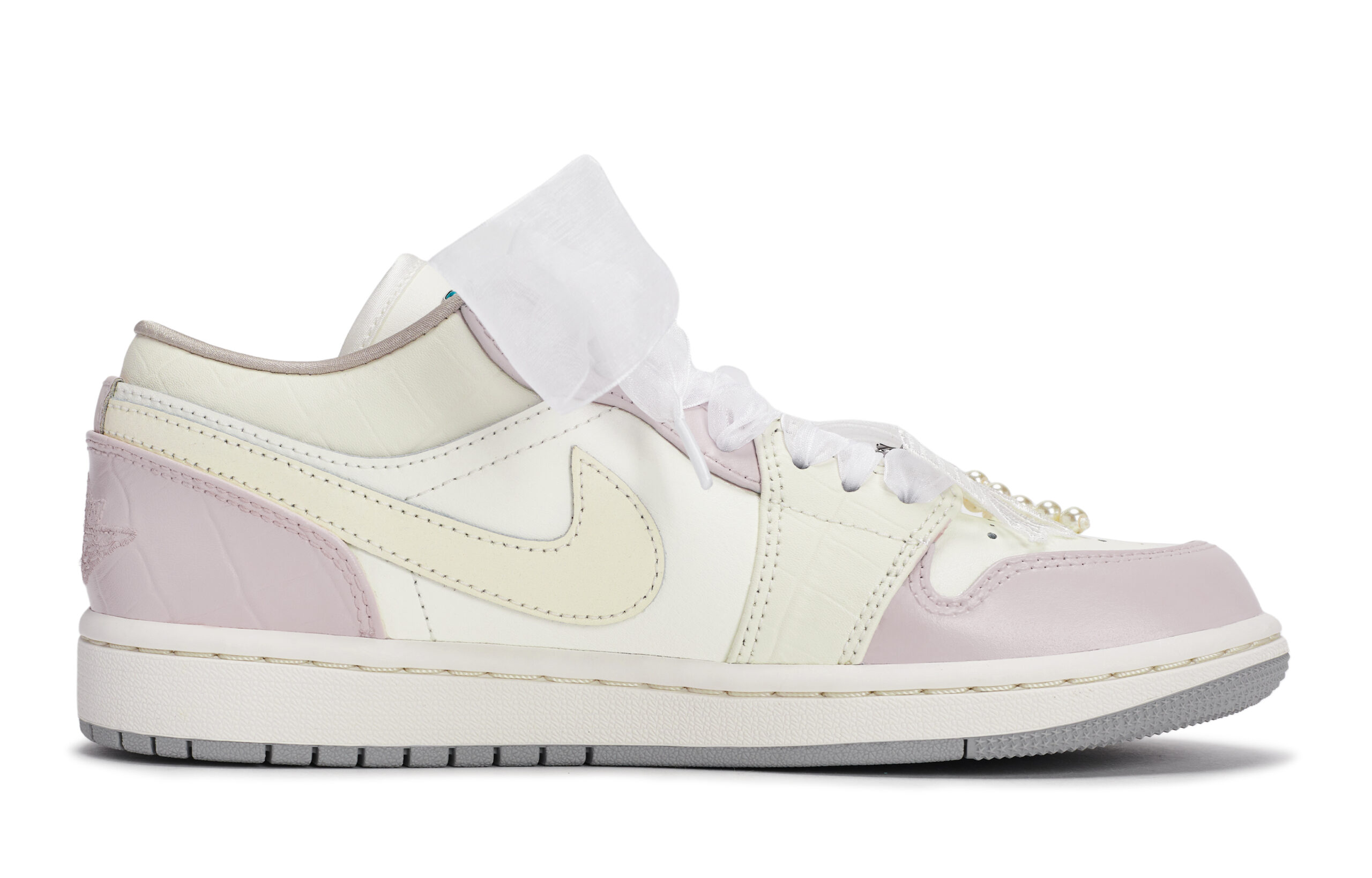 Jordan Air Jordan 1 Vintage Basketball Shoes Women’s Low Top Beige/White/Pink